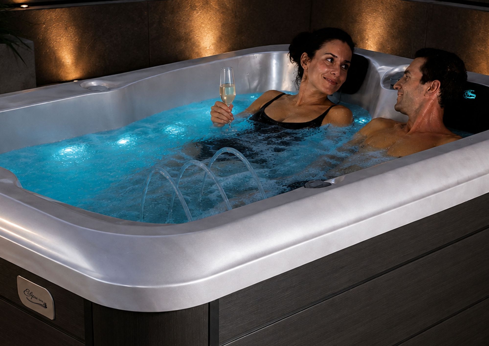 Paar im Eclipse Spa NIDO mit Fontänen und stimmungsvoller Beleuchtung
